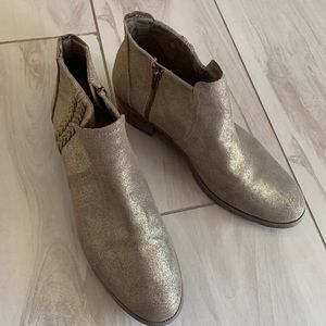 Reef Voyage Gold Metallic Low LX Ankle suede Boots women sz. 9.